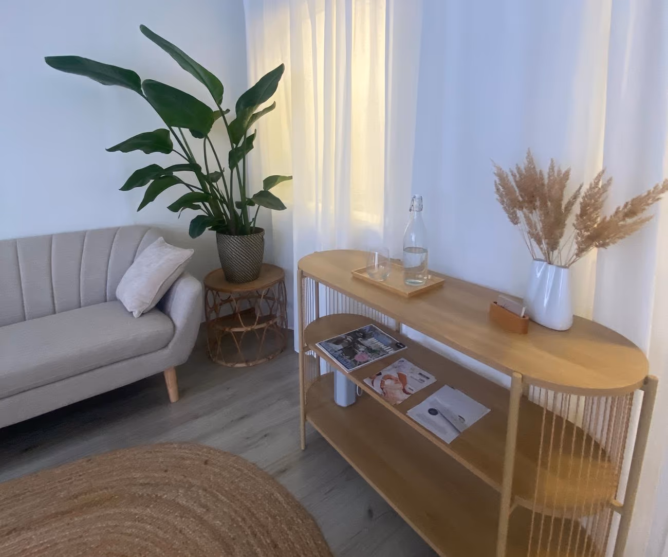 Beautique Kiaran odotustila sohvineen ja pampasheinineen