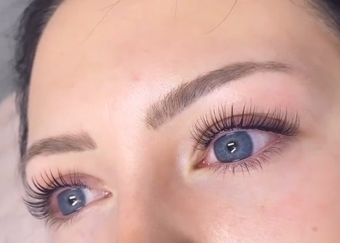 Lash lift -käsittelyllä taivutetut ripset lähikuvassa