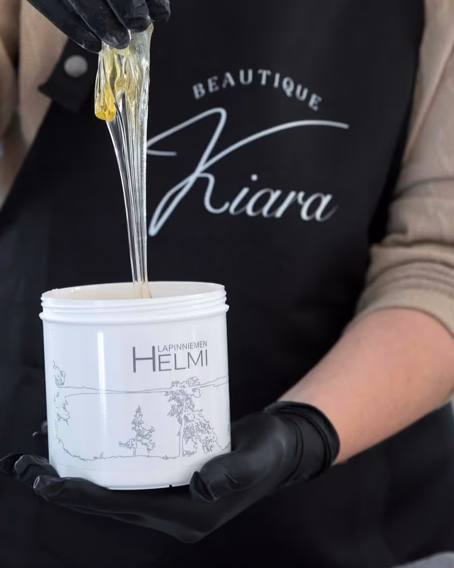 Venyvää sokerimassaa purkissa Beautique Kiaran kosmetologin käsissä, vahan sijaan käytettävä hellävarainen massa